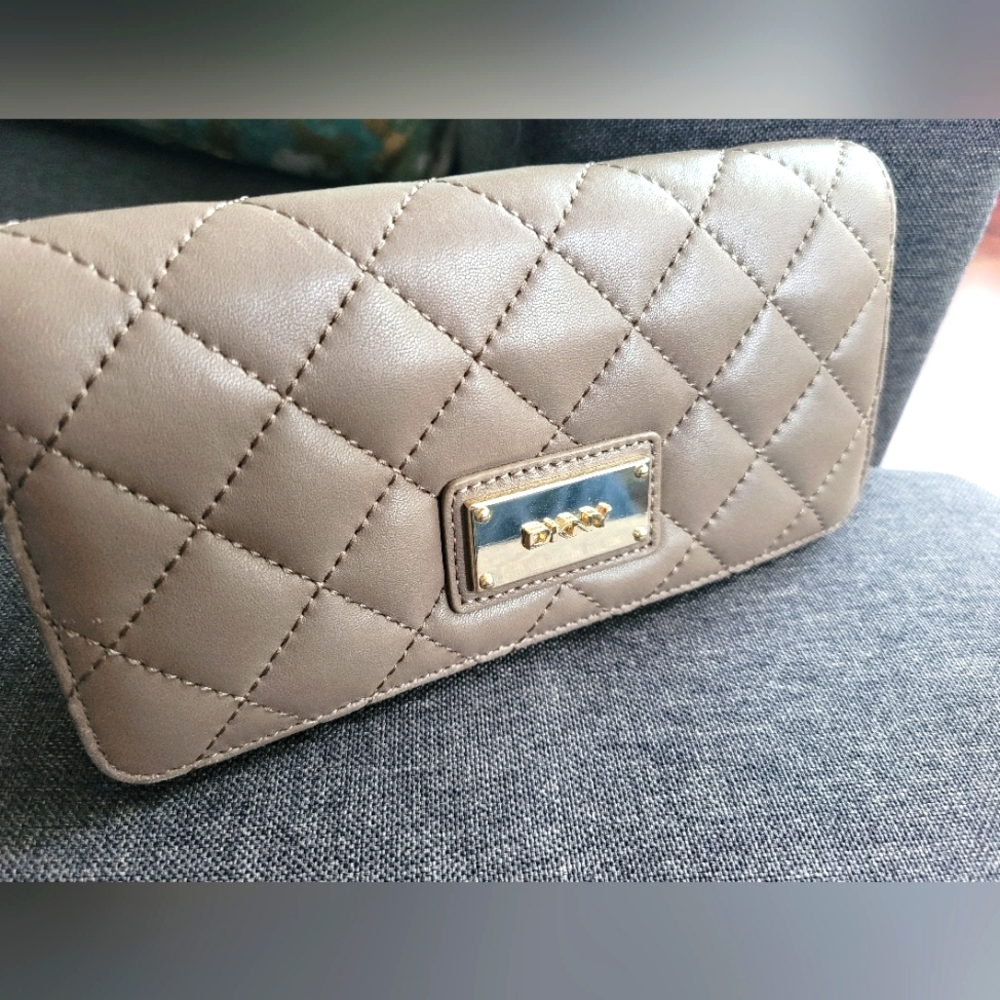 DKNY 100% Leather wallet